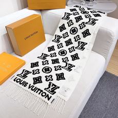 最新爆款到啦LV 3D 围巾为柔软毛绒混纺织入 Monogram 图案,再以撞色羊毛皮演绎瞩目 3D 效果。剪花工艺令两 最新爆款到啦LV 3D 围巾为柔软毛绒混纺织入 Monogram 图案,再以撞色羊毛皮演绎瞩目 3D 效果。剪花工艺令两