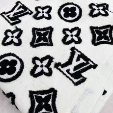 最新爆款到啦LV 3D 围巾为柔软毛绒混纺织入 Monogram 图案,再以撞色羊毛皮演绎瞩目 3D 效果。剪花工艺令两 最新爆款到啦LV 3D 围巾为柔软毛绒混纺织入 Monogram 图案,再以撞色羊毛皮演绎瞩目 3D 效果。剪花工艺令两