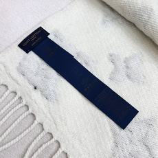 最新爆款到啦LV 3D 围巾为柔软毛绒混纺织入 Monogram 图案,再以撞色羊毛皮演绎瞩目 3D 效果。剪花工艺令两 最新爆款到啦LV 3D 围巾为柔软毛绒混纺织入 Monogram 图案,再以撞色羊毛皮演绎瞩目 3D 效果。剪花工艺令两
