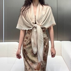 LV新鲜出炉的超赞小披肩~!】披肩尺寸是少有的120cm*120cm,小字母老花的设计,真的超级心水,尺寸设计都刚刚好的 LV新鲜出炉的超赞小披肩~!】披肩尺寸是少有的120cm*120cm,小字母老花的设计,真的超级心水,尺寸设计都刚刚好的