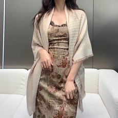 LV新鲜出炉的超赞小披肩~!】披肩尺寸是少有的120cm*120cm,小字母老花的设计,真的超级心水,尺寸设计都刚刚好的 LV新鲜出炉的超赞小披肩~!】披肩尺寸是少有的120cm*120cm,小字母老花的设计,真的超级心水,尺寸设计都刚刚好的