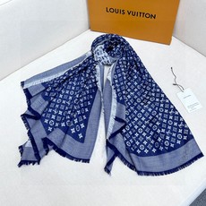 LV新鲜出炉的超赞小披肩~!】披肩尺寸是少有的120cm*120cm,小字母老花的设计,真的超级心水,尺寸设计都刚刚好的 LV新鲜出炉的超赞小披肩~!】披肩尺寸是少有的120cm*120cm,小字母老花的设计,真的超级心水,尺寸设计都刚刚好的