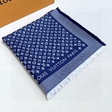 LV新鲜出炉的超赞小披肩~!】披肩尺寸是少有的120cm*120cm,小字母老花的设计,真的超级心水,尺寸设计都刚刚好的 LV新鲜出炉的超赞小披肩~!】披肩尺寸是少有的120cm*120cm,小字母老花的设计,真的超级心水,尺寸设计都刚刚好的