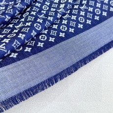LV新鲜出炉的超赞小披肩~!】披肩尺寸是少有的120cm*120cm,小字母老花的设计,真的超级心水,尺寸设计都刚刚好的 LV新鲜出炉的超赞小披肩~!】披肩尺寸是少有的120cm*120cm,小字母老花的设计,真的超级心水,尺寸设计都刚刚好的