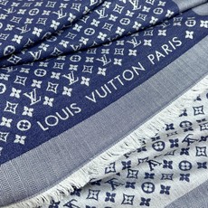 LV新鲜出炉的超赞小披肩~!】披肩尺寸是少有的120cm*120cm,小字母老花的设计,真的超级心水,尺寸设计都刚刚好的 LV新鲜出炉的超赞小披肩~!】披肩尺寸是少有的120cm*120cm,小字母老花的设计,真的超级心水,尺寸设计都刚刚好的