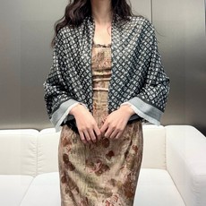 LV新鲜出炉的超赞小披肩~!】披肩尺寸是少有的120cm*120cm,小字母老花的设计,真的超级心水,尺寸设计都刚刚好的 LV新鲜出炉的超赞小披肩~!】披肩尺寸是少有的120cm*120cm,小字母老花的设计,真的超级心水,尺寸设计都刚刚好的