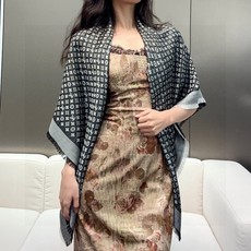 LV新鲜出炉的超赞小披肩~!】披肩尺寸是少有的120cm*120cm,小字母老花的设计,真的超级心水,尺寸设计都刚刚好的 LV新鲜出炉的超赞小披肩~!】披肩尺寸是少有的120cm*120cm,小字母老花的设计,真的超级心水,尺寸设计都刚刚好的