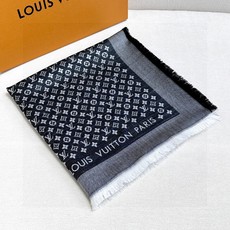 LV新鲜出炉的超赞小披肩~!】披肩尺寸是少有的120cm*120cm,小字母老花的设计,真的超级心水,尺寸设计都刚刚好的 LV新鲜出炉的超赞小披肩~!】披肩尺寸是少有的120cm*120cm,小字母老花的设计,真的超级心水,尺寸设计都刚刚好的