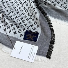 LV新鲜出炉的超赞小披肩~!】披肩尺寸是少有的120cm*120cm,小字母老花的设计,真的超级心水,尺寸设计都刚刚好的 LV新鲜出炉的超赞小披肩~!】披肩尺寸是少有的120cm*120cm,小字母老花的设计,真的超级心水,尺寸设计都刚刚好的