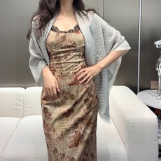 LV新鲜出炉的超赞小披肩~!】披肩尺寸是少有的120cm*120cm,小字母老花的设计,真的超级心水,尺寸设计都刚刚好的 LV新鲜出炉的超赞小披肩~!】披肩尺寸是少有的120cm*120cm,小字母老花的设计,真的超级心水,尺寸设计都刚刚好的