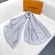 LV新鲜出炉的超赞小披肩~!】披肩尺寸是少有的120cm*120cm,小字母老花的设计,真的超级心水,尺寸设计都刚刚好的 LV新鲜出炉的超赞小披肩~!】披肩尺寸是少有的120cm*120cm,小字母老花的设计,真的超级心水,尺寸设计都刚刚好的