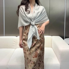LV新鲜出炉的超赞小披肩~!】披肩尺寸是少有的120cm*120cm,小字母老花的设计,真的超级心水,尺寸设计都刚刚好的 LV新鲜出炉的超赞小披肩~!】披肩尺寸是少有的120cm*120cm,小字母老花的设计,真的超级心水,尺寸设计都刚刚好的