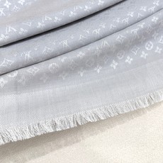 LV新鲜出炉的超赞小披肩~!】披肩尺寸是少有的120cm*120cm,小字母老花的设计,真的超级心水,尺寸设计都刚刚好的 LV新鲜出炉的超赞小披肩~!】披肩尺寸是少有的120cm*120cm,小字母老花的设计,真的超级心水,尺寸设计都刚刚好的