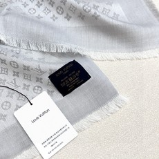 LV新鲜出炉的超赞小披肩~!】披肩尺寸是少有的120cm*120cm,小字母老花的设计,真的超级心水,尺寸设计都刚刚好的 LV新鲜出炉的超赞小披肩~!】披肩尺寸是少有的120cm*120cm,小字母老花的设计,真的超级心水,尺寸设计都刚刚好的
