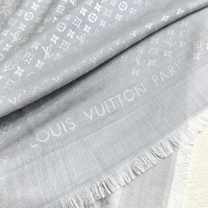 LV新鲜出炉的超赞小披肩~!】披肩尺寸是少有的120cm*120cm,小字母老花的设计,真的超级心水,尺寸设计都刚刚好的 LV新鲜出炉的超赞小披肩~!】披肩尺寸是少有的120cm*120cm,小字母老花的设计,真的超级心水,尺寸设计都刚刚好的