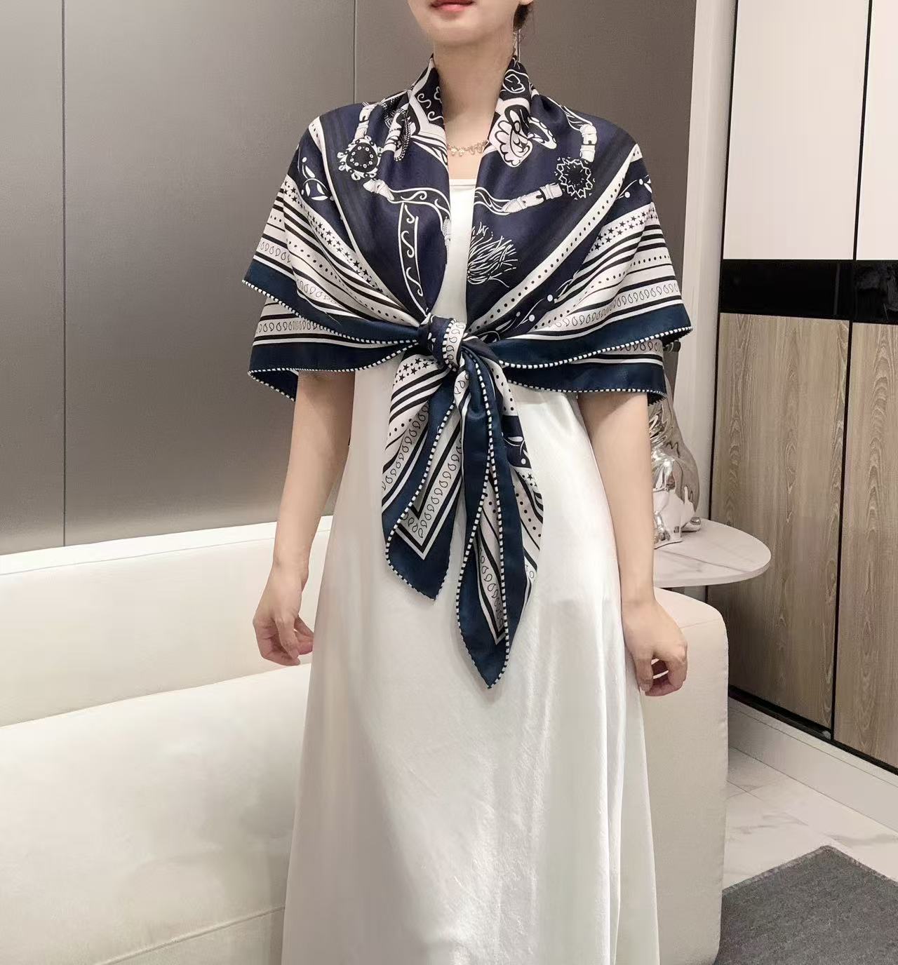 H家秋冬抢先 上新 亚马逊的庆典💞【双面同色丝毛方巾】手工卷边山羊绒和真丝混纺披肩（70%山羊绒，30%桑蚕丝） 这款披