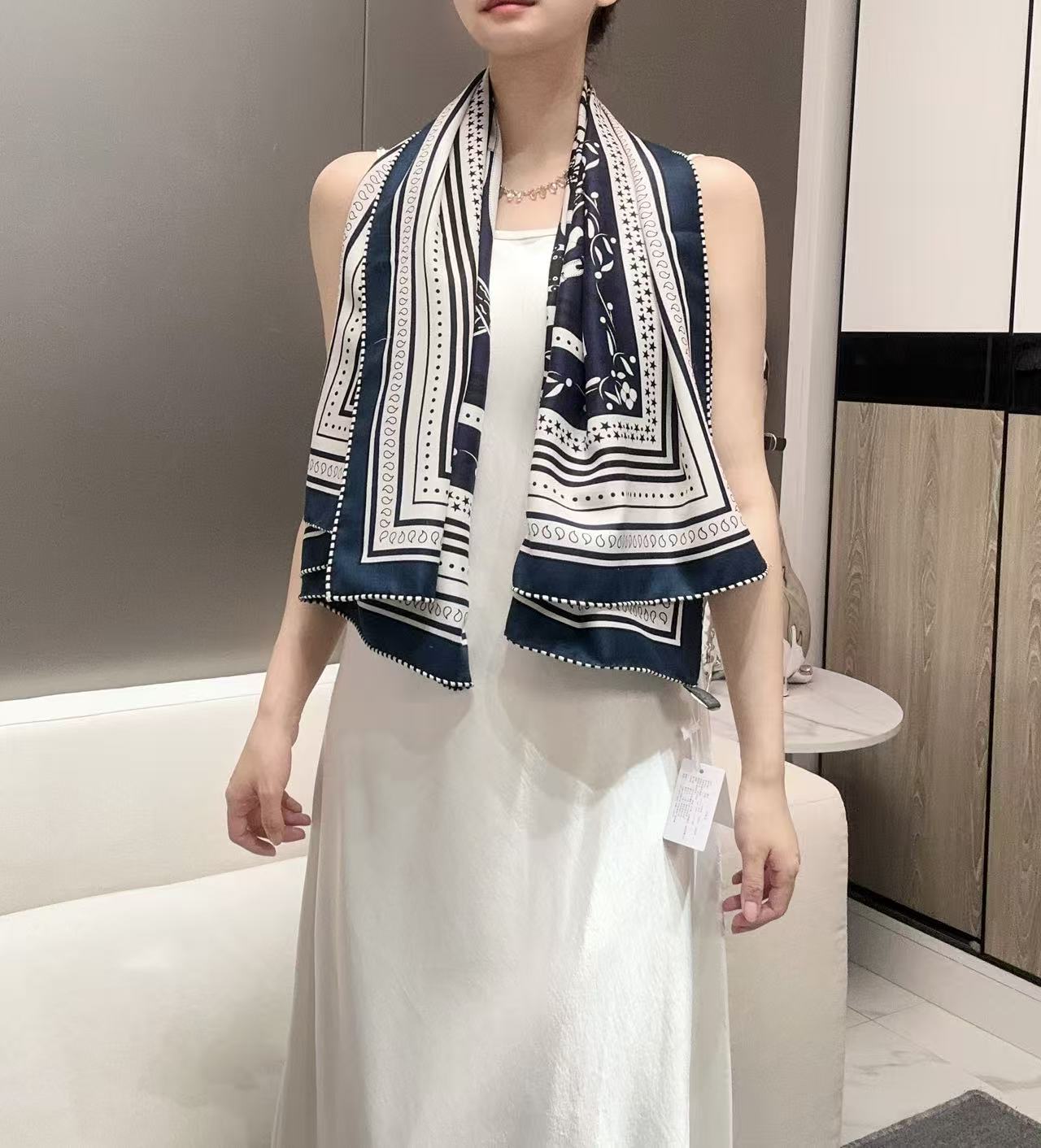 H家秋冬抢先 上新 亚马逊的庆典💞【双面同色丝毛方巾】手工卷边山羊绒和真丝混纺披肩(70%山羊绒,30%桑蚕丝) 这款披 H家秋冬抢先 上新 亚马逊的庆典💞【双面同色丝毛方巾】手工卷边山羊绒和真丝混纺披肩(70%山羊绒,30%桑蚕丝) 这款披