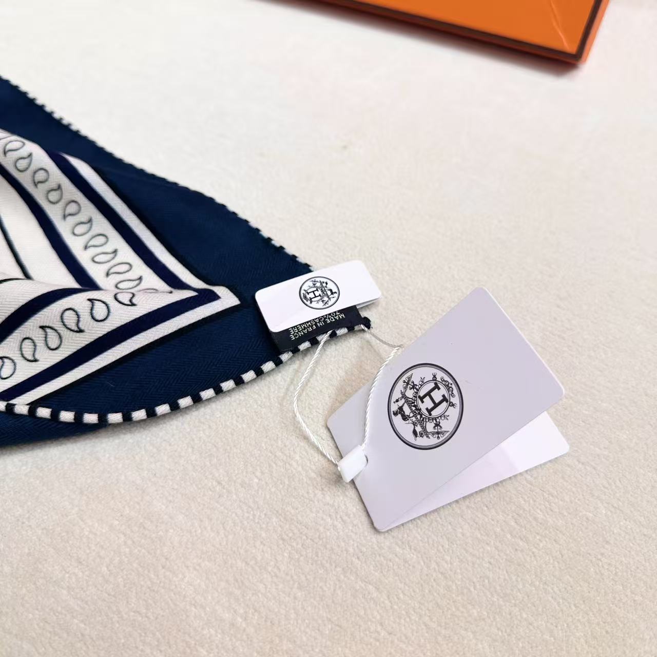 H家秋冬抢先 上新 亚马逊的庆典💞【双面同色丝毛方巾】手工卷边山羊绒和真丝混纺披肩（70%山羊绒，30%桑蚕丝） 这款披
