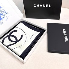 Chanel 上新💘💘💘 【18mm顶级真丝双面同色90方巾】 25s春夏方巾设计真的好有突破 黑白格大气经典 感觉每一 Chanel 上新💘💘💘 【18mm顶级真丝双面同色90方巾】 25s春夏方巾设计真的好有突破 黑白格大气经典 感觉每一