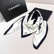 Chanel 上新💘💘💘 【18mm顶级真丝双面同色90方巾】 25s春夏方巾设计真的好有突破 黑白格大气经典 感觉每一 Chanel 上新💘💘💘 【18mm顶级真丝双面同色90方巾】 25s春夏方巾设计真的好有突破 黑白格大气经典 感觉每一