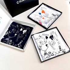 撒狗粮系列!!Love,真情永在! 🖤一条印有chanel小姐的爱物与品牌的字母Logo交织图案巧妙搭配,爱藏于深处,尽 撒狗粮系列!!Love,真情永在! 🖤一条印有chanel小姐的爱物与品牌的字母Logo交织图案巧妙搭配,爱藏于深处,尽