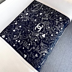 撒狗粮系列!!Love,真情永在! 🖤一条印有chanel小姐的爱物与品牌的字母Logo交织图案巧妙搭配,爱藏于深处,尽 撒狗粮系列!!Love,真情永在! 🖤一条印有chanel小姐的爱物与品牌的字母Logo交织图案巧妙搭配,爱藏于深处,尽