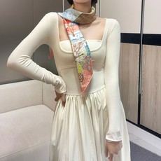 “爱马仕旗舰”90方巾 手工卷边斜纹真丝方巾(100%桑蚕丝)。 这款爱马仕的经典单品展现强大而迷人的女性魅力精髓。此9 “爱马仕旗舰”90方巾 手工卷边斜纹真丝方巾(100%桑蚕丝)。 这款爱马仕的经典单品展现强大而迷人的女性魅力精髓。此9