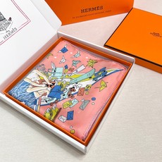 “爱马仕旗舰”90方巾 手工卷边斜纹真丝方巾(100%桑蚕丝)。 这款爱马仕的经典单品展现强大而迷人的女性魅力精髓。此9 “爱马仕旗舰”90方巾 手工卷边斜纹真丝方巾(100%桑蚕丝)。 这款爱马仕的经典单品展现强大而迷人的女性魅力精髓。此9