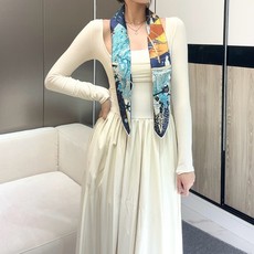 “爱马仕旗舰”90方巾 手工卷边斜纹真丝方巾(100%桑蚕丝)。 这款爱马仕的经典单品展现强大而迷人的女性魅力精髓。此9 “爱马仕旗舰”90方巾 手工卷边斜纹真丝方巾(100%桑蚕丝)。 这款爱马仕的经典单品展现强大而迷人的女性魅力精髓。此9