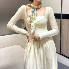 “爱马仕旗舰”90方巾 手工卷边斜纹真丝方巾(100%桑蚕丝)。 这款爱马仕的经典单品展现强大而迷人的女性魅力精髓。此9 “爱马仕旗舰”90方巾 手工卷边斜纹真丝方巾(100%桑蚕丝)。 这款爱马仕的经典单品展现强大而迷人的女性魅力精髓。此9