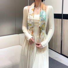 “爱马仕旗舰”90方巾 手工卷边斜纹真丝方巾(100%桑蚕丝)。 这款爱马仕的经典单品展现强大而迷人的女性魅力精髓。此9 “爱马仕旗舰”90方巾 手工卷边斜纹真丝方巾(100%桑蚕丝)。 这款爱马仕的经典单品展现强大而迷人的女性魅力精髓。此9