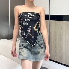 𝑪𝒉𝒂𝒏𝒆𝒍 •《双C涂鸦配饰》白色 Size:90x90cm 100%真丝斜纹,18mm原单克重!精致手工卷边。简笔手 𝑪𝒉𝒂𝒏𝒆𝒍 •《双C涂鸦配饰》白色 Size:90x90cm 100%真丝斜纹,18mm原单克重!精致手工卷边。简笔手