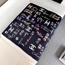 𝑪𝒉𝒂𝒏𝒆𝒍 •《双C涂鸦配饰》白色 Size:90x90cm 100%真丝斜纹,18mm原单克重!精致手工卷边。简笔手 𝑪𝒉𝒂𝒏𝒆𝒍 •《双C涂鸦配饰》白色 Size:90x90cm 100%真丝斜纹,18mm原单克重!精致手工卷边。简笔手