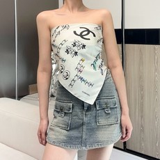 𝑪𝒉𝒂𝒏𝒆𝒍 •《双C涂鸦配饰》白色 Size:90x90cm 100%真丝斜纹,18mm原单克重!精致手工卷边。简笔手 𝑪𝒉𝒂𝒏𝒆𝒍 •《双C涂鸦配饰》白色 Size:90x90cm 100%真丝斜纹,18mm原单克重!精致手工卷边。简笔手