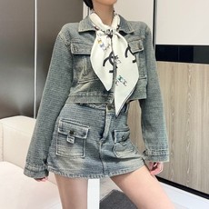 𝑪𝒉𝒂𝒏𝒆𝒍 •《双C涂鸦配饰》白色 Size:90x90cm 100%真丝斜纹,18mm原单克重!精致手工卷边。简笔手 𝑪𝒉𝒂𝒏𝒆𝒍 •《双C涂鸦配饰》白色 Size:90x90cm 100%真丝斜纹,18mm原单克重!精致手工卷边。简笔手