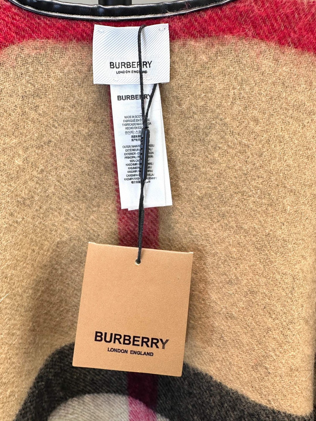 马术骑士羊绒提花斗篷‼️A+B面双面可佩戴‼️选用提花精纺羊绒面料制成，装饰品牌大号格纹和马术骑士设计。手绘印花，将品牌