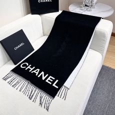 CHANEL限量顶级羊绒羊毛混纺披肩‼️专柜夏天就爆到断货。一直预定‼️极简的双C与英文LOGO提花,简洁大气,手感细腻 CHANEL限量顶级羊绒羊毛混纺披肩‼️专柜夏天就爆到断货。一直预定‼️极简的双C与英文LOGO提花,简洁大气,手感细腻