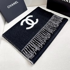 CHANEL限量顶级羊绒羊毛混纺披肩‼️专柜夏天就爆到断货。一直预定‼️极简的双C与英文LOGO提花,简洁大气,手感细腻 CHANEL限量顶级羊绒羊毛混纺披肩‼️专柜夏天就爆到断货。一直预定‼️极简的双C与英文LOGO提花,简洁大气,手感细腻