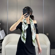 品名: 墨西哥花朵 面料:真丝 尺寸:90*90 颜色: 蓝色 粉色 绿色 这款白色方巾饰以彼得罗·鲁福 (Piet 品名: 墨西哥花朵 面料:真丝 尺寸:90*90 颜色: 蓝色 粉色 绿色 这款白色方巾饰以彼得罗·鲁福 (Piet