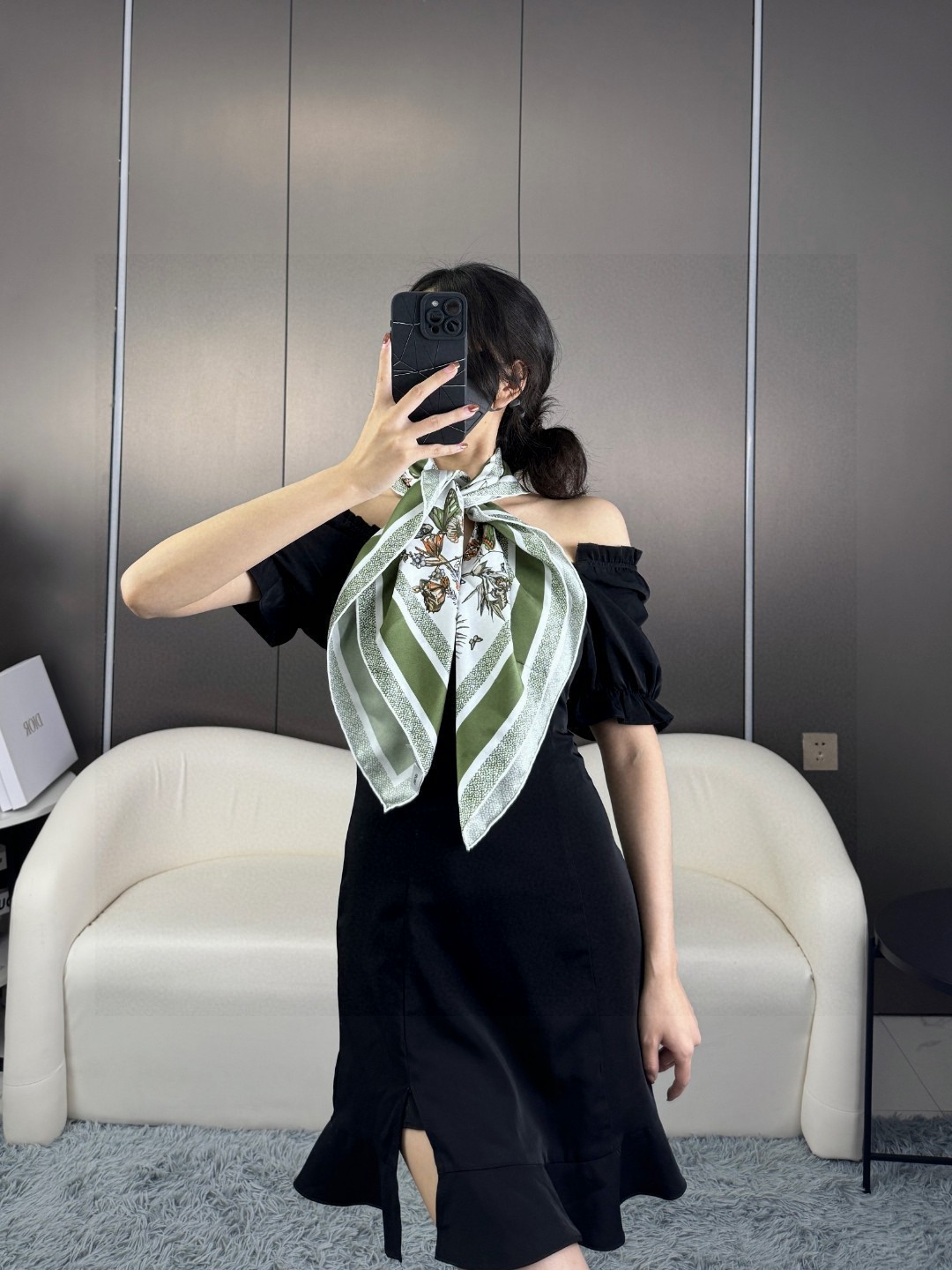 品名:   墨西哥花朵 面料：真丝 尺寸：90*90 颜色： 蓝色 粉色 绿色 这款白色方巾饰以彼得罗·鲁福 (Piet