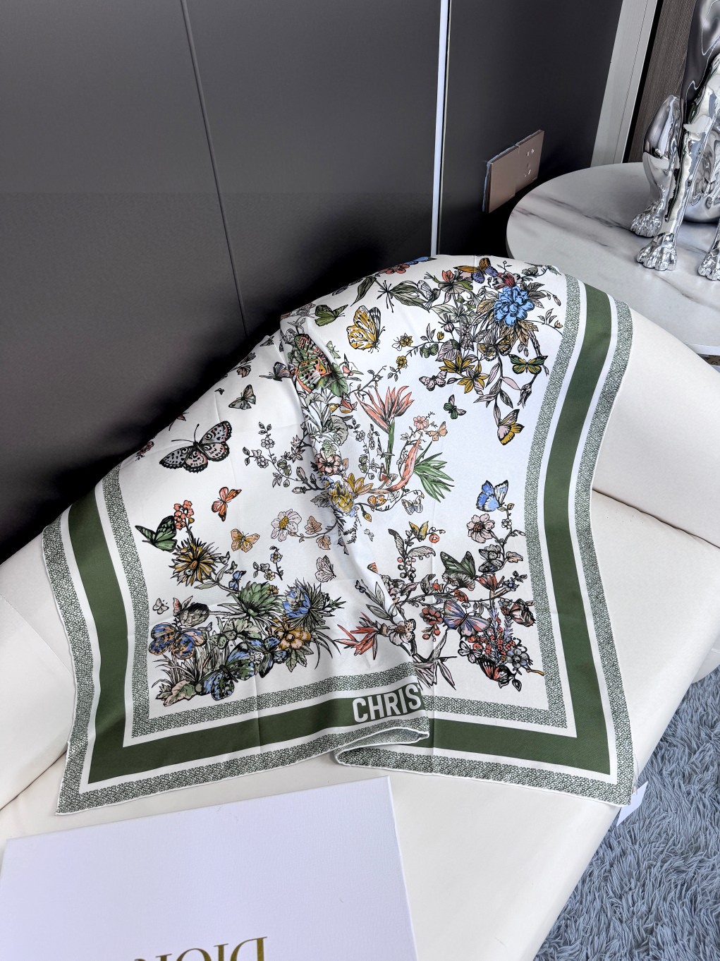 品名:   墨西哥花朵 面料：真丝 尺寸：90*90 颜色： 蓝色 粉色 绿色 这款白色方巾饰以彼得罗·鲁福 (Piet