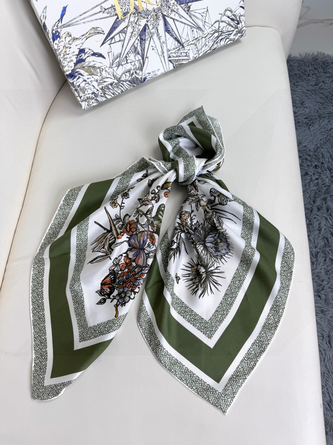 品名:   墨西哥花朵 面料：真丝 尺寸：90*90 颜色： 蓝色 粉色 绿色 这款白色方巾饰以彼得罗·鲁福 (Piet