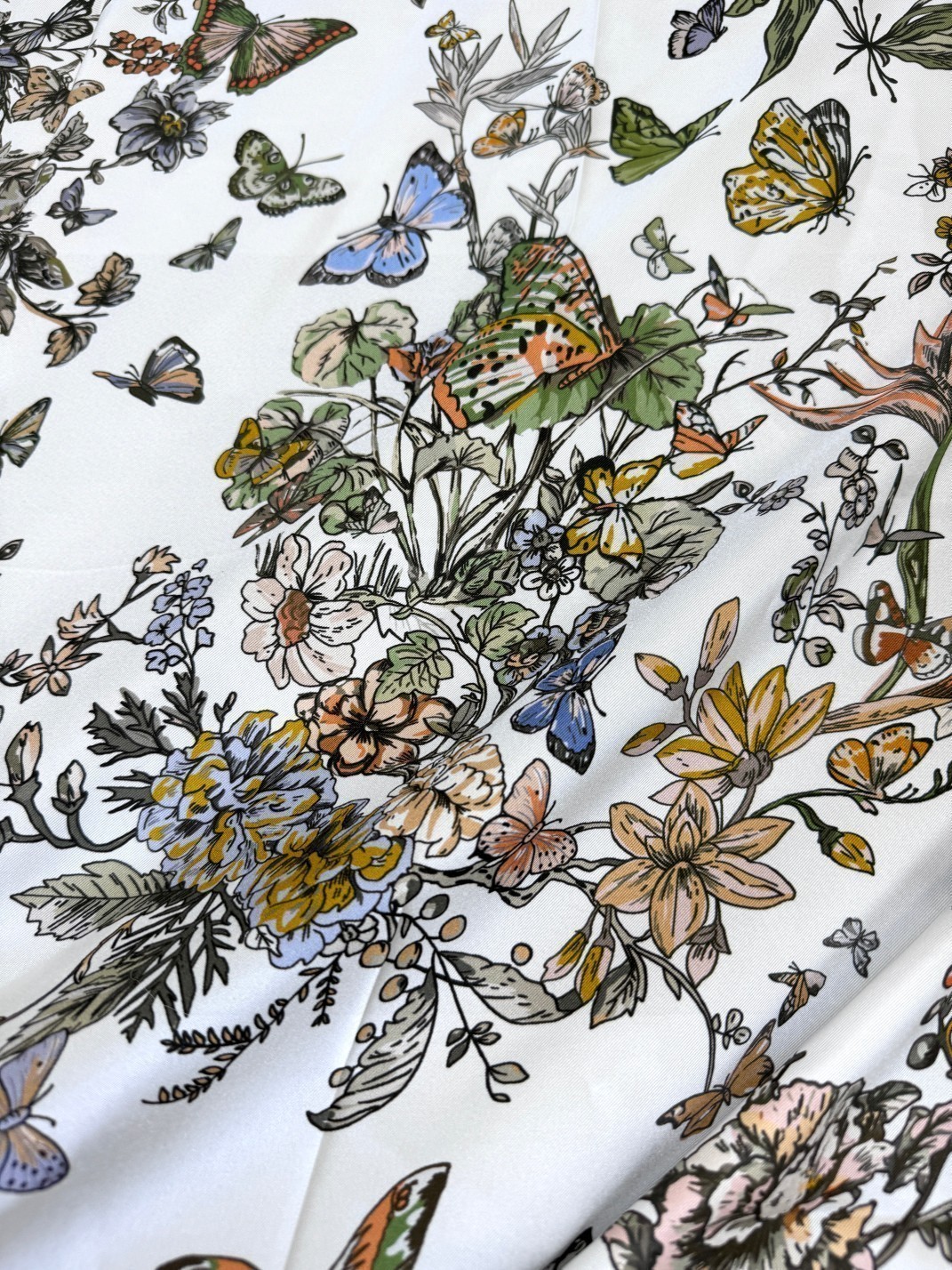 品名:   墨西哥花朵 面料：真丝 尺寸：90*90 颜色： 蓝色 粉色 绿色 这款白色方巾饰以彼得罗·鲁福 (Piet