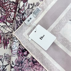 品名: 墨西哥花朵 面料:真丝 尺寸:90*90 颜色: 蓝色 粉色 绿色 这款白色方巾饰以彼得罗·鲁福 (Piet 品名: 墨西哥花朵 面料:真丝 尺寸:90*90 颜色: 蓝色 粉色 绿色 这款白色方巾饰以彼得罗·鲁福 (Piet