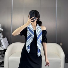 品名: 墨西哥花朵 面料:真丝 尺寸:90*90 颜色: 蓝色 粉色 绿色 这款白色方巾饰以彼得罗·鲁福 (Piet 品名: 墨西哥花朵 面料:真丝 尺寸:90*90 颜色: 蓝色 粉色 绿色 这款白色方巾饰以彼得罗·鲁福 (Piet