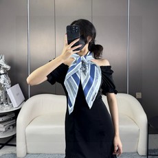 品名: 墨西哥花朵 面料:真丝 尺寸:90*90 颜色: 蓝色 粉色 绿色 这款白色方巾饰以彼得罗·鲁福 (Piet 品名: 墨西哥花朵 面料:真丝 尺寸:90*90 颜色: 蓝色 粉色 绿色 这款白色方巾饰以彼得罗·鲁福 (Piet