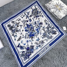 品名: 墨西哥花朵 面料:真丝 尺寸:90*90 颜色: 蓝色 粉色 绿色 这款白色方巾饰以彼得罗·鲁福 (Piet 品名: 墨西哥花朵 面料:真丝 尺寸:90*90 颜色: 蓝色 粉色 绿色 这款白色方巾饰以彼得罗·鲁福 (Piet