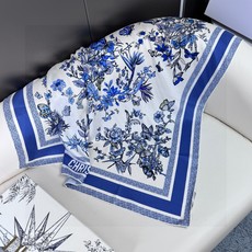 品名: 墨西哥花朵 面料:真丝 尺寸:90*90 颜色: 蓝色 粉色 绿色 这款白色方巾饰以彼得罗·鲁福 (Piet 品名: 墨西哥花朵 面料:真丝 尺寸:90*90 颜色: 蓝色 粉色 绿色 这款白色方巾饰以彼得罗·鲁福 (Piet