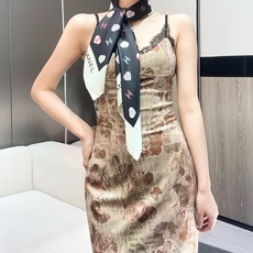 ✨✨CHAMEL【小香蝴蝶结90】真丝方巾‼️抢‼️VIP推荐 ‼️👍下手一定要快【高端 大爱❤️女人尤物 货极少 ✨✨CHAMEL【小香蝴蝶结90】真丝方巾‼️抢‼️VIP推荐 ‼️👍下手一定要快【高端 大爱❤️女人尤物 货极少