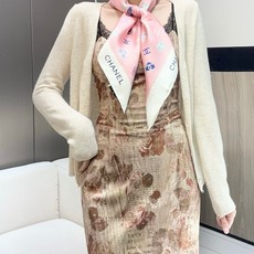 ✨✨CHAMEL【小香蝴蝶结90】真丝方巾‼️抢‼️VIP推荐 ‼️👍下手一定要快【高端 大爱❤️女人尤物 货极少 ✨✨CHAMEL【小香蝴蝶结90】真丝方巾‼️抢‼️VIP推荐 ‼️👍下手一定要快【高端 大爱❤️女人尤物 货极少